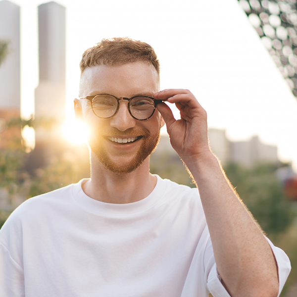 J'ai eu des bagues quand j'étais adolescent, mais au fil des années, mes dents ont bougé à nouveau. L'idée de porter à nouveau des bagues me faisait peur. Les aligneurs transparents de ParisAline ont été un véritable changement de jeu pour moi. Ils sont confortables, discrets et, surtout,...